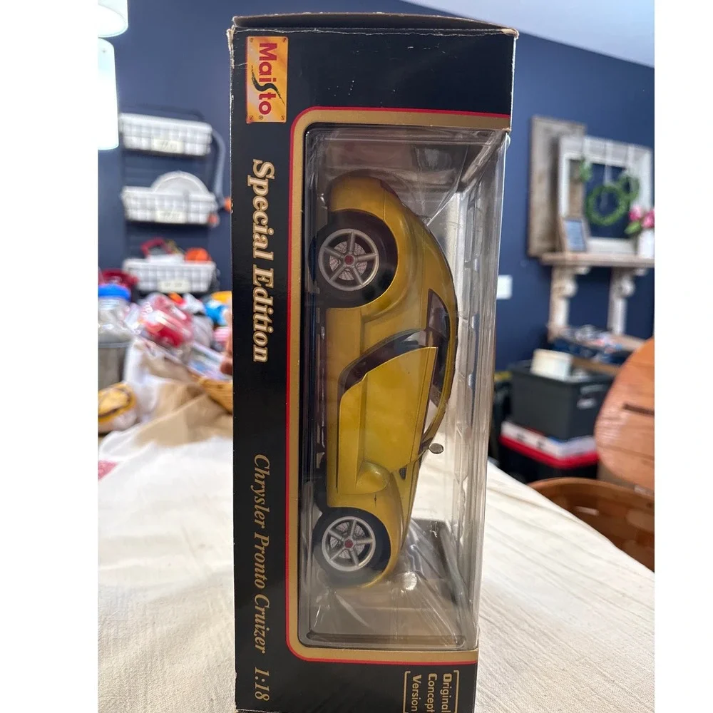 Maisto 1:18 Chrysler Pronto Cruizer Original Concept Version Gold Diecast 31870